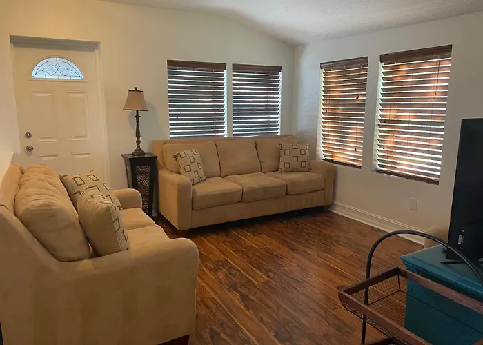 Spacious Renovated 4Br Downtown Home W Firepit Sleeps 8+