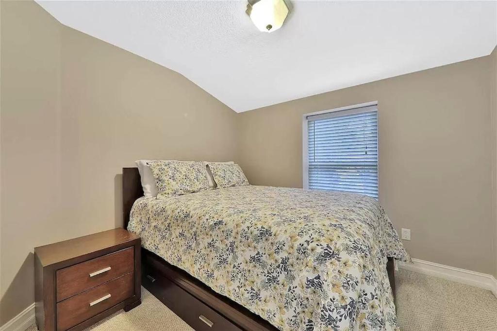 Hébergement de vacances Spacious Renovated 4br Downtown W Firepit Sleeps 8+