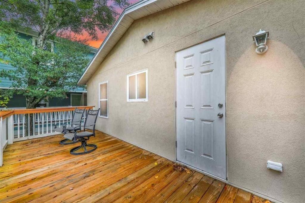 Hébergement de vacances Spacious Renovated 4br Downtown W Firepit Sleeps 8+
